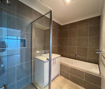 Modern & Spacious 4-Bedroom, 3-Bathroom over two-level unit in Wollert - Photo 2