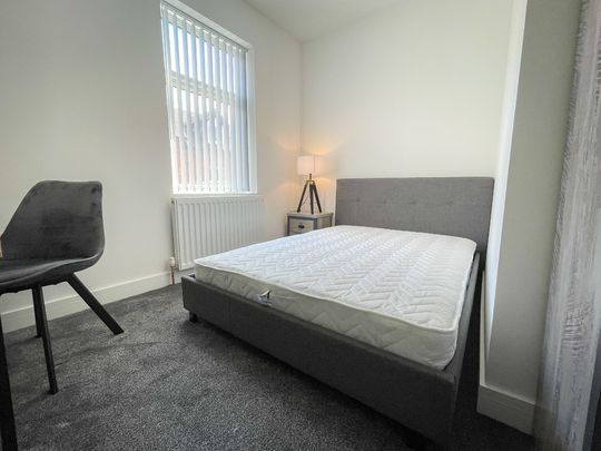 4 bed terraced house to rent in Broad Street, Newcastle-under-Lyme, Staffordshire - Photo 1