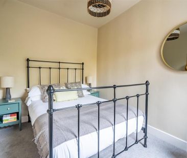 3 bedroom mews to rent - Photo 4