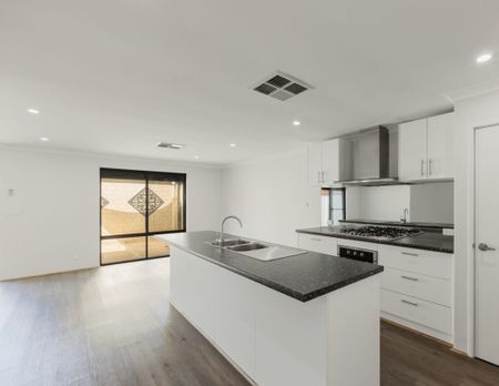 Perfect Family House in Quiet Neighbourhood at the Heart of Kwinana! 15 Minutes Drive to Costco! - Photo 5