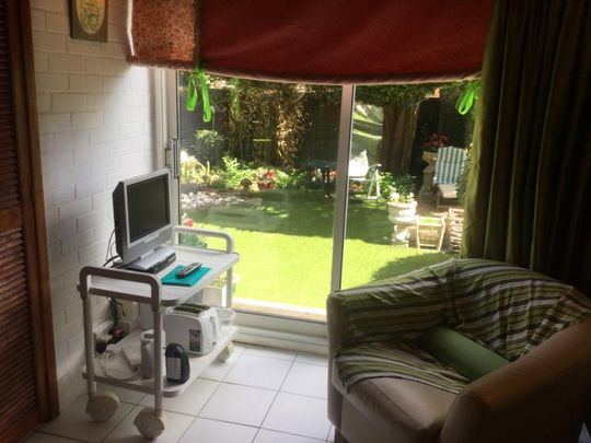 Immaculate ,self contained studio overlooking Eton College playing fields - Photo 1