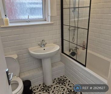 1 bedroom in a house share to rent - Photo 3