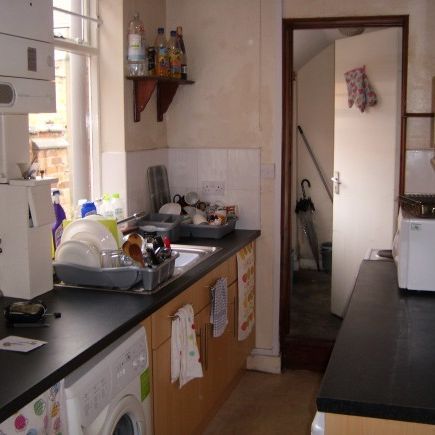 Terraced house for 4 students in Clarendon Park area of Leicester - Photo 1
