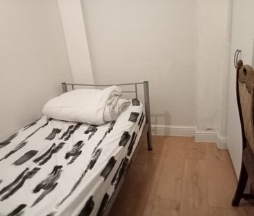 Room in a Shared Flat, Tree Road, E16 - Photo 3