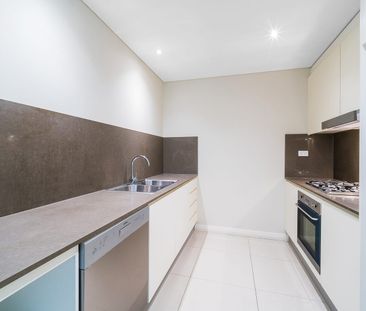Huge 3 bedroom+ 1 Study Apartment, Close to all amenities!! - Photo 6