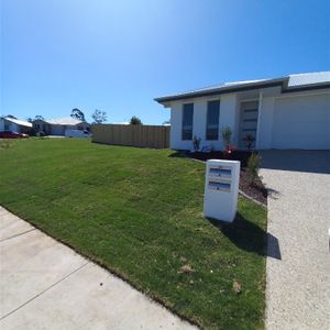 3 Bedroom Home in Flinders View - Photo 2