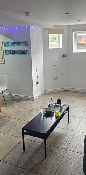 8 Bed - 11 Headingley Avenue, Headingley, Leeds - LS6 3ER - Student - Photo 1