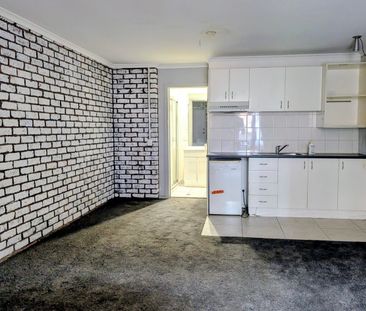 Light & Bright Bedsit Apartment - Photo 1