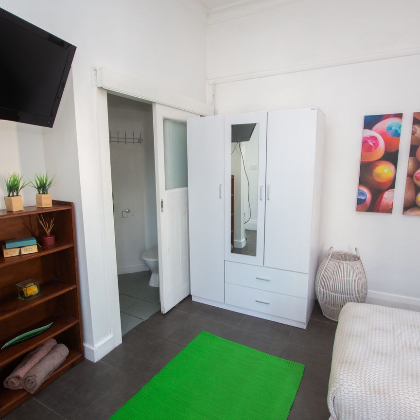 WALKING DISTANCE FROM ST KILDA BEACH APARTMENT. - Photo 1