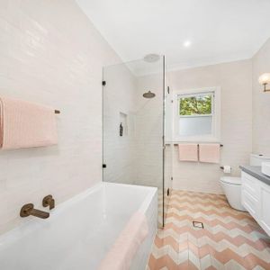 Elegant Family Home in a Leafy Cul-de-Sac Setting - Photo 2