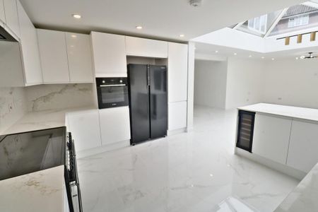 5 bedroom detached house to rent - Photo 2