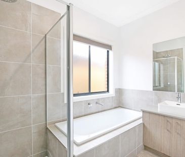 MODERN THREE BEDROOM HOME - Photo 4