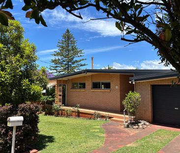 Comfortable 3-Bedroom Home with Air Conditioning and Sunroom - Photo 4