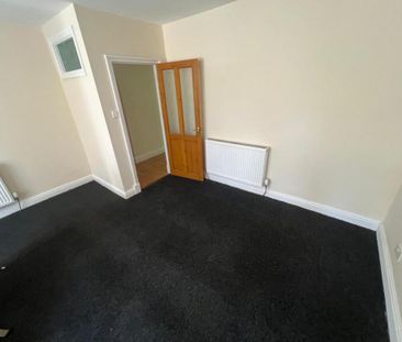 3 bedroom flat to rent - Photo 4