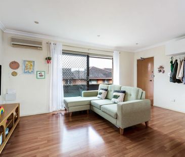 Sun-Filled Top-Floor Corner Apartment - Peaceful & Convenient - Photo 5