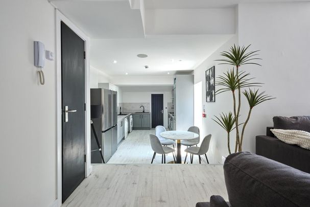 6 bedroom semi-detached house to rent - Photo 1