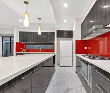 Large Spacious Family Home! - Photo 4