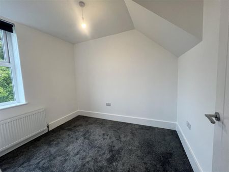 3 Bed Terraced House, Whingate, LS12 - Photo 2