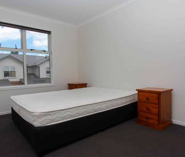 Three bedroom townhouse - Photo 1