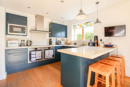 4 bedroom detached house to rent - Photo 2