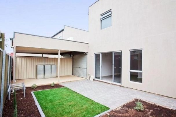 3 Bedroom Modern Townhouse for Rent! - Photo 1