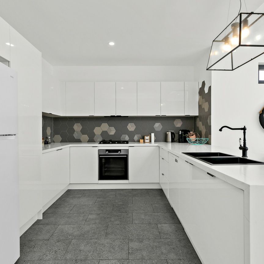 Fully Furnished Home in East Geelong! - Photo 1