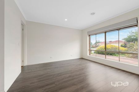 LARGE FAMILY HOME IN A CONVENIENT LOCATION! - Photo 3