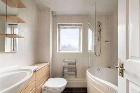 Bright and spacious 2 double bedroom split level apartment to rent in Canary Wharf. - Photo 3