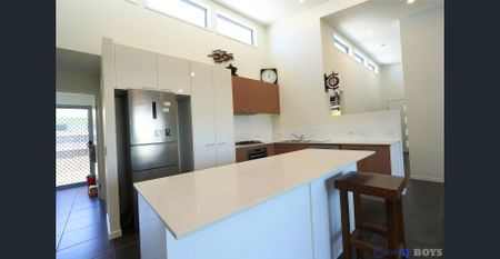 Fully furnished or unfurnished 4 bed house with solar and study - Photo 2