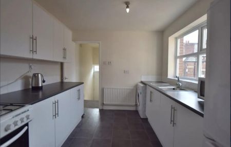 3 bedroom flat to rent - Photo 4