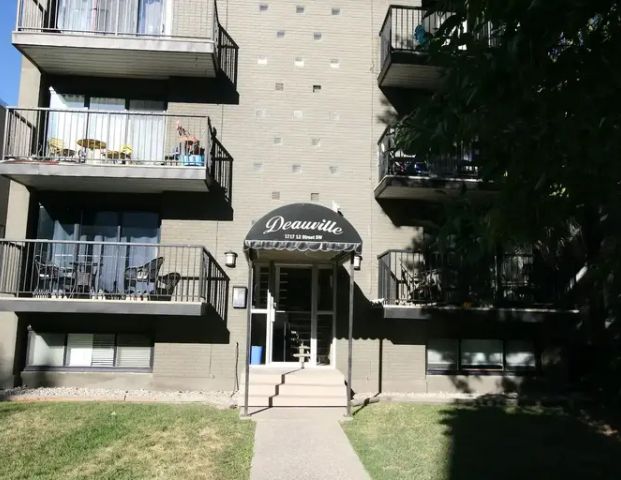 1 bed room unit in Lower Mount Royal - steps away from 17th Ave | 102 - 1717 12 St SW, Calgary - Photo 1