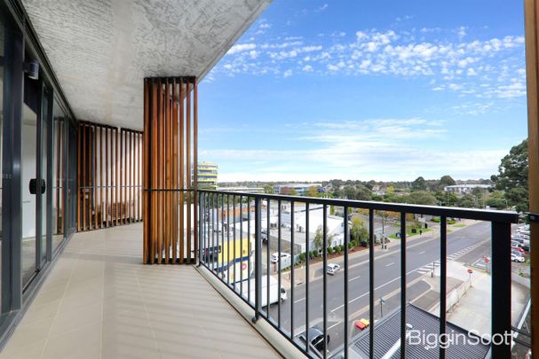 Premium One-Bedroom Apartment in IKON - Ultimate Convenience & Comfort - Photo 1