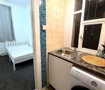 Studio Flat, Belgrave Road, SW1V - Photo 5