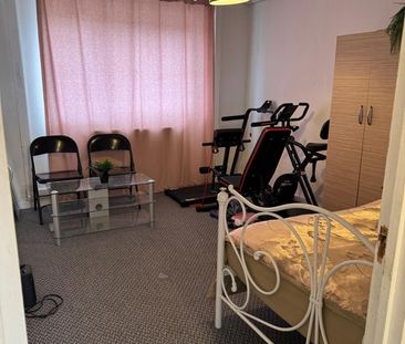 Room in a Shared Flat, Harts Lane, IG11 - Photo 6