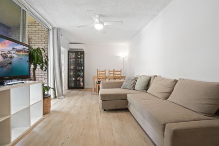 Bright Top-Floor 2-Bedroom Apartment in Prime Location - Photo 2