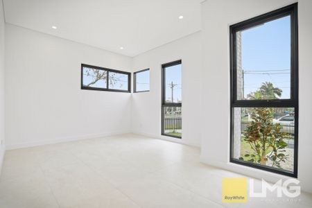 BRAND NEW LUXURY HOME - Photo 3