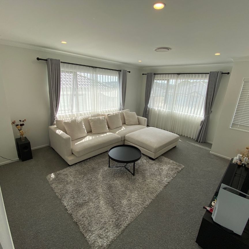 Exceptional 6-Bedroom Family Home in Flat Bush – Available Mid-April - Photo 1