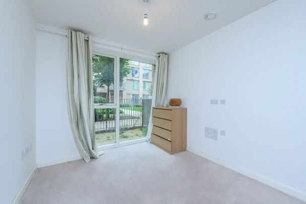 1 bedroom flat in London - Photo 1