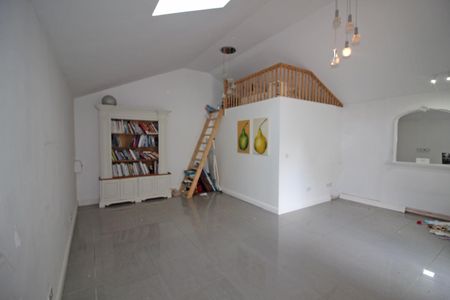 4 Bedroom House - Detached - Photo 3