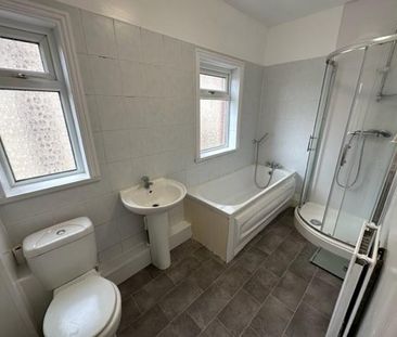 4 bedroom semi-detached house to rent - Photo 2