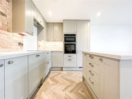 An exceptional 1 bedroom apartment situated within this prestigious development in Cambridge with unrivalled facilities offering a short walk to the railway station and city centre. Onsite leisure facilities included Gym, Swimming pool and Steam room. Unfurnished. - Photo 2