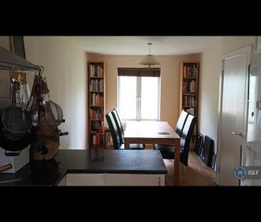 1 bedroom in a house share to rent - Photo 2