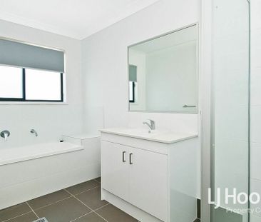 Family Size Home with 2 x Living - Close to Buxton Park & Local Sch... - Photo 4