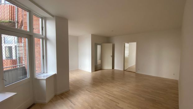 Super flot og stor lejlighed med central placering - Photo 1