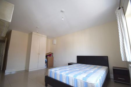 2 bedroom flat - Photo 3
