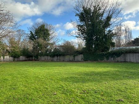 An Attractive Traditional stone Grade II listed Farmhouse set in enclosed grounds, in the village of Stanton Harcourt. - Photo 4