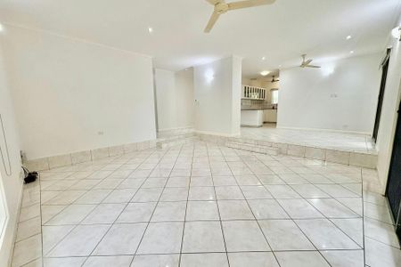 NEAT & COMFORTABLE - Photo 2