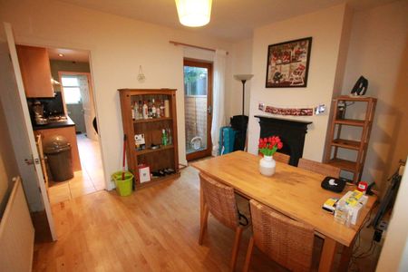 3 Bed Terraced House, Blenheim Gardens, RG1 - Photo 2