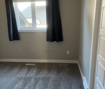 Hampton Village - 4 Bedroom/2 Bathroom Upper Unit - 726 Hargreaves ... - Photo 1