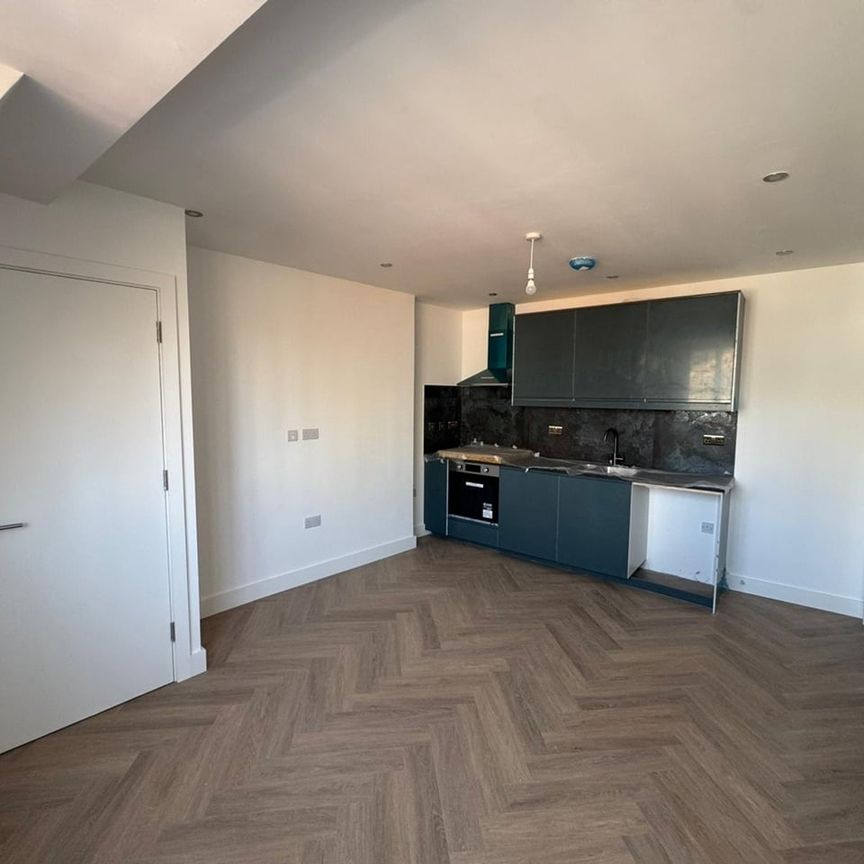 1 Bed Flat, North End, CR0 - Photo 1